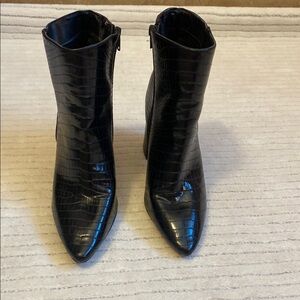 EXPRESS. Elegant Black Croc-Embossed Ankle Boots